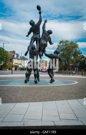 Bronze emblématique de rugby la ligne de sortie par le sculpteur Gerald Laing en dehors du stade de Twickenham, London, UK. Banque D'Images