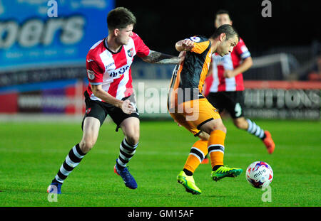 Hull City's Shaun Maloney (à droite) et Exeter City's Liam McAlinden en action au cours de l'EFL Cup, deuxième tour à St James Park, Exeter. Banque D'Images