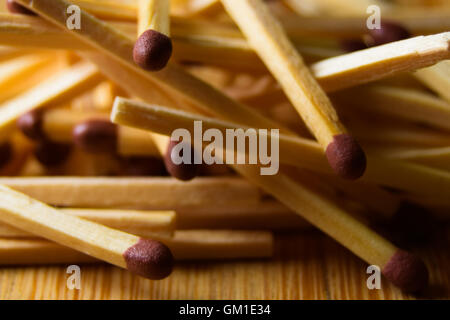 Tas d'allumettes dans un ensemble aléatoire sur une table en bois, Close up Banque D'Images