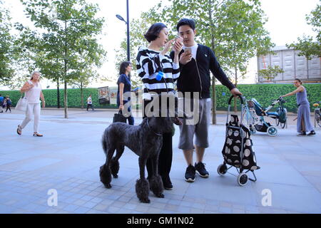 Asian couple branché sur le Boulevard du Roi, la position à Kings Cross, au nord de Londres, Angleterre, RU Banque D'Images