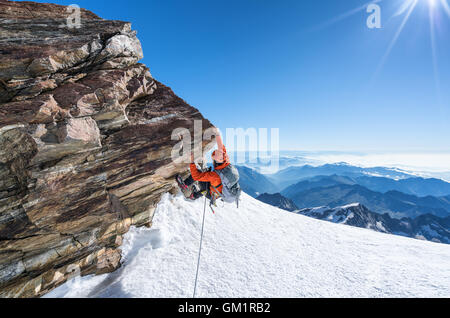 La haute altitude bouldering à Parrotspitze, montagne Massive Monte Rosa, Italie, Alpes, Europe, UNION EUROPÉENNE Banque D'Images