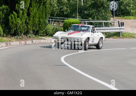 Merano, Italie - Juillet 08, 2016 : Chevrolet Corvette Sting Ray sur la route en direction de Merano Schenna village Banque D'Images