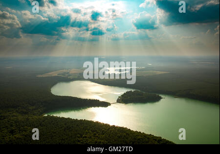 Vue aérienne, Brückentinsee Brückentinsee Hôtel de l'Île Verte, l'eau, l'île, forêt, contrejour, hôtel sur une île, à Neustrelitz, Banque D'Images