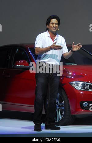 Cricket indien Sachin Tendulkar pose avec la nouvelle BMW 328i voiture Sportline lors de son lancement à Mumbai, Inde le 27 juillet 2012 Banque D'Images