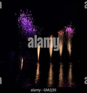 D'artifice au lac à Munich Banque D'Images