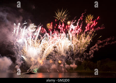 D'artifice au lac à Munich Banque D'Images