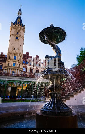 Fontaine en face du château de Schwerin, Mecklembourg Poméranie occidentale, Allemagne Banque D'Images