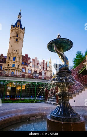 Fontaine en face du château de Schwerin, Mecklembourg Poméranie occidentale, Allemagne Banque D'Images