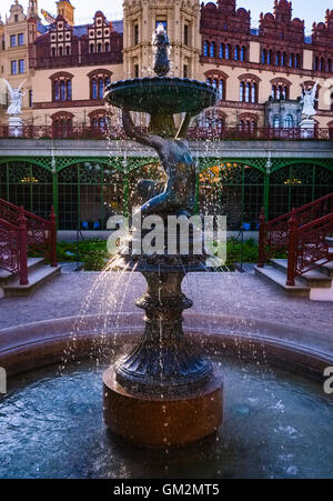 Fontaine en face du château de Schwerin, Mecklembourg Poméranie occidentale, Allemagne Banque D'Images