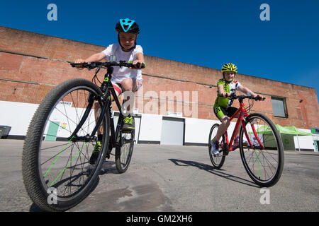 Équitation enfants Grenouille Grenouille des bicyclettes à l'usine de vélos à Usk le jour de leur ouverture officielle - 15 août 2016 Banque D'Images