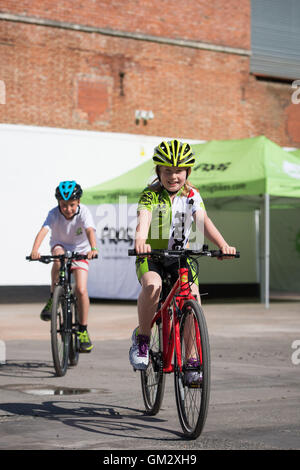 Équitation enfants Grenouille Grenouille des bicyclettes à l'usine de vélos à Usk le jour de leur ouverture officielle - 15 août 2016 Banque D'Images