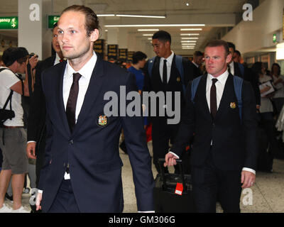 Daley Blind (à gauche) et Wayne Rooney (droite) quitter l'aéroport de Manchester à Manchester United, l'avant-saison guidée de la Chine. Banque D'Images