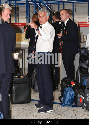 Jose Mourinho quitte l'aéroport de Manchester à Manchester United, l'avant-saison guidée de la Chine. Banque D'Images