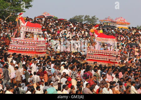 Effigies bullock massive affiché durant le Poruvazhy Malanada temple festival au temple dans Malanada, Kerala, Inde. Banque D'Images