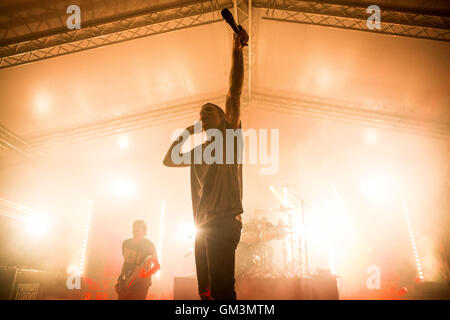 Milan, Italie. Août 23, 2016. L'Australian Metal bande principale de Parkway Drive qui est représenté sur scène comme ils effectuer live au Circolo Magnolia dans dentelés. © Roberto Finizio/Pacific Press/Alamy Live News Banque D'Images