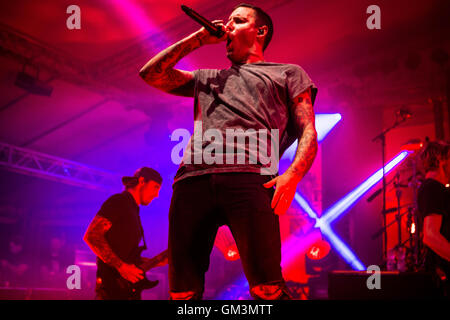 Milan, Italie. Août 23, 2016. L'Australian Metal bande principale de Parkway Drive qui est représenté sur scène comme ils effectuer live au Circolo Magnolia dans dentelés. © Roberto Finizio/Pacific Press/Alamy Live News Banque D'Images