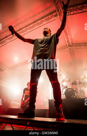 Milan, Italie. Août 23, 2016. L'Australian Metal bande principale de Parkway Drive qui est représenté sur scène comme ils effectuer live au Circolo Magnolia dans dentelés. © Roberto Finizio/Pacific Press/Alamy Live News Banque D'Images