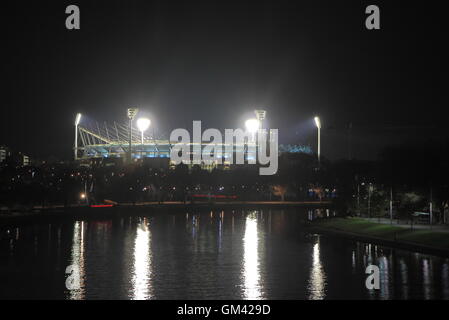 MCG par nuit sur la rivière Yarra Melbourne Australie Banque D'Images