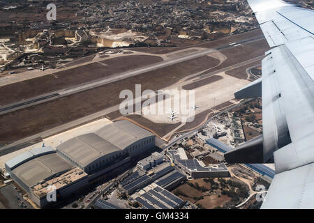 Malte - LUQA, 06 août 2016 : Vue aérienne de la piste de l'aéroport de Malte et de bâtiments. Banque D'Images