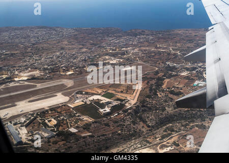 Piste de l'aéroport de Malte et vue aérienne de l'île prises à l'intérieur avion au départ. Banque D'Images