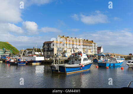 West Bay port avec les yachts et bateaux de pêche près de Albox la ville porte d'entrée pour la côte jurassique. Dorset, Royaume-Uni, UK Banque D'Images