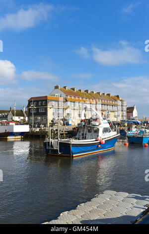 West Bay port avec les yachts et bateaux de pêche près de Albox la ville porte d'entrée pour la côte jurassique. Dorset, Royaume-Uni, UK Banque D'Images