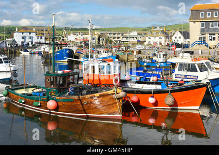 West Bay port avec les yachts et bateaux de pêche près de Albox la ville porte d'entrée pour la côte jurassique. Dorset, Royaume-Uni, UK Banque D'Images