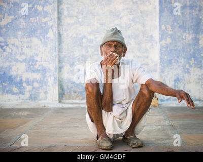 L'homme indien fumer dans Talabgaon village, Rajasthan, Inde Banque D'Images