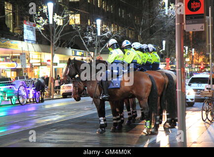 Les agents de police à cheval patroll sur Swanston Street, à Melbourne en Australie. Banque D'Images