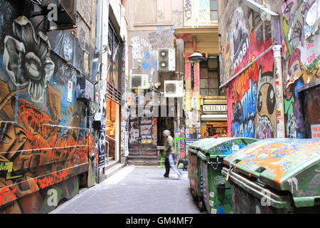 Un homme marche sur la place centrale à Melbourne en Australie. Banque D'Images