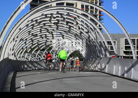 Cyclistes roulent le long pont Webb à Melbourne en Australie. Banque D'Images