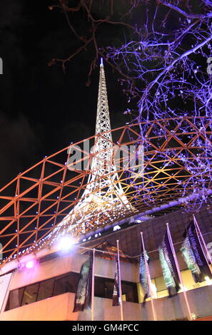 Le centre des arts tower de nuit à Melbourne en Australie. Banque D'Images