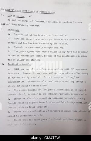 Un extrait d'un document publié par les Archives nationales de Kew, à l'ouest de Londres, qui révèle comment les fonctionnaires ont contribué à l'ancien premier ministre Margaret Thatcher gérer soigneusement les négociations avec l'Arabie saoudite à la terre the UK's biggest jamais d'armes. Banque D'Images