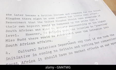 Un extrait d'un document publié par les Archives nationales de Kew, à l'ouest de Londres, qui met en lumière la façon dont une campagne pour accélérer la citoyenneté britannique pour le coureur sud-africain Zola Budd a déclenché une importante rift. Banque D'Images