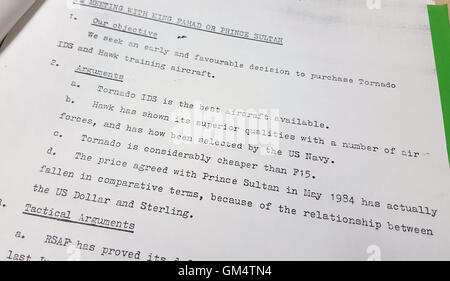 Un extrait d'un document publié par les Archives nationales de Kew, à l'ouest de Londres, qui révèle comment les fonctionnaires ont contribué à l'ancien premier ministre Margaret Thatcher gérer soigneusement les négociations avec l'Arabie saoudite à la terre the UK's biggest jamais d'armes. Banque D'Images