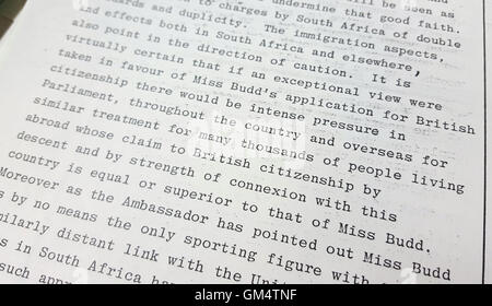 Un extrait d'un document publié par les Archives nationales de Kew, à l'ouest de Londres, qui met en lumière la façon dont une campagne pour accélérer la citoyenneté britannique pour le coureur sud-africain Zola Budd a déclenché une importante rift. Banque D'Images