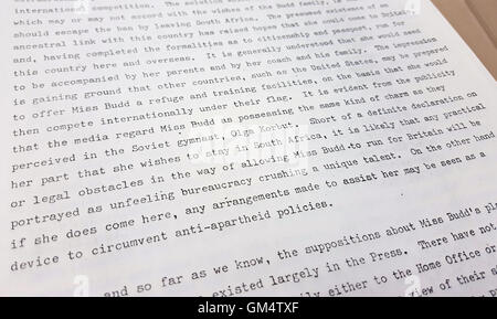 Un extrait d'un document publié par les Archives nationales de Kew, à l'ouest de Londres, qui met en lumière la façon dont une campagne pour accélérer la citoyenneté britannique pour le coureur sud-africain Zola Budd a déclenché une importante rift. Banque D'Images