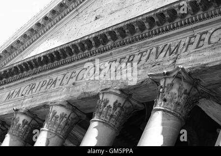 Détail de la façade du Panthéon de Rome, Italie Banque D'Images