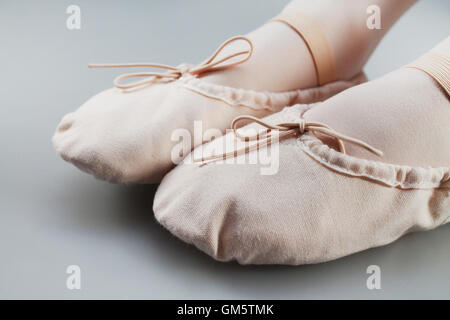 Close-up de jambes en chaussons ballerine Banque D'Images