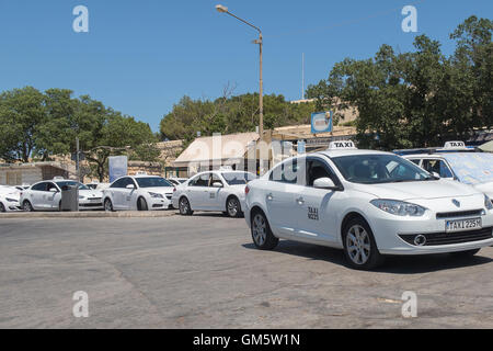 La Valette, Malte 02 AOÛT 2016 : Des taxis sur un stand avant La Valette porte de ville. Banque D'Images