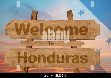 Bienvenue au Honduras chanter sur fond de mélange de bois avec drapeau national Banque D'Images