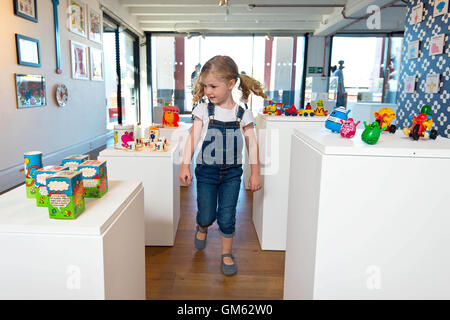 Usage ÉDITORIAL SEULEMENT Imogen, 4, de Guildford, ressemble à une sélection de rare Mr Men Little Miss encadrés au mini-musée de Mr Men sur London's South Bank, le premier musée à la taille des enfants, qui a été ouvert aujourd'hui pour célébrer le 45e anniversaire du personnage. Banque D'Images