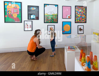 Utilisez uniquement rédactionnel Eleanor (à gauche) et Imogen, 4, de Guildford, ressemble à une sélection de rare Mr Men Little Miss encadrés au mini-musée de Mr Men sur London's South Bank, le premier musée à la taille des enfants, qui a été ouvert aujourd'hui pour célébrer le 45e anniversaire du personnage. Banque D'Images