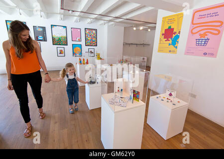 Utilisez uniquement rédactionnel Eleanor (à gauche) et Imogen, 4, de Guildford, ressemble à une sélection de rare Mr Men Little Miss encadrés au mini-musée de Mr Men sur London's South Bank, le premier musée à la taille des enfants, qui a été ouvert aujourd'hui pour célébrer le 45e anniversaire du personnage. Banque D'Images