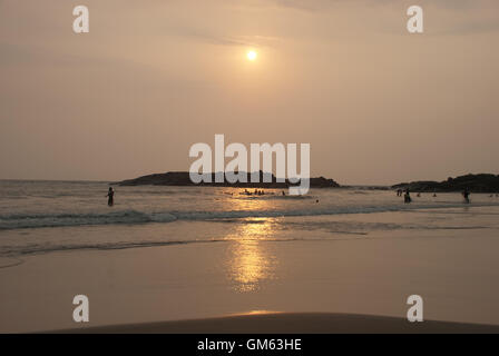 Coucher du soleil à Lighthouse Beach, Kovalam, Malabarian Coast, Malabar, l'état du Kerala, en Inde, en Asie. Banque D'Images