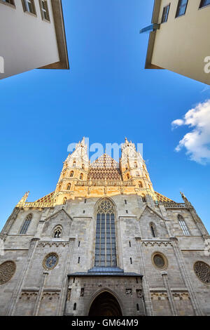 Derniers rayons de soleil sur la cathédrale Saint-Étienne de Vienne, Autriche, au coucher du soleil. Banque D'Images