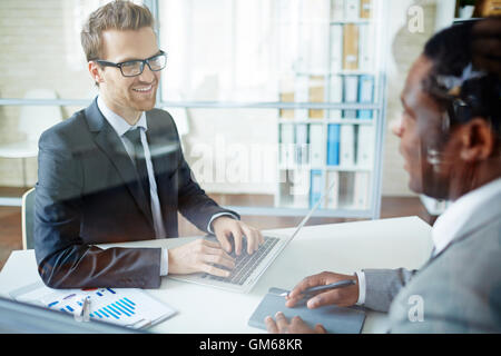 Les gens d'affaires au travail Banque D'Images