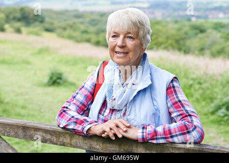Senior Woman Hiking in Countryside Banque D'Images