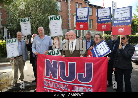 Irlandais Seamus Dooley Secrétaire de la NUJ (centre) conduit une délégation de l'Union européenne à respecter le premier conseiller de l'ambassade de Turquie à Dublin, pour protester contre la répression des médias du pays depuis l'échec de coup d'État militaire. Banque D'Images