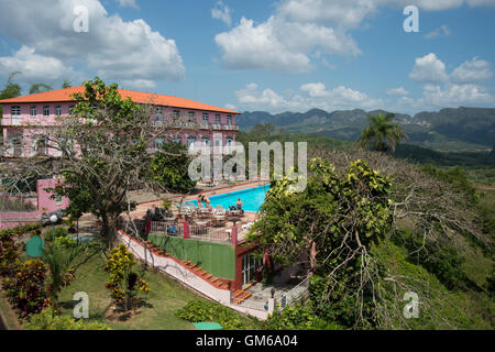 L'hôtel Los Jazmines montrant la piscine surplombant la vallée de Viñales province de Pinar del Rio Cuba Banque D'Images